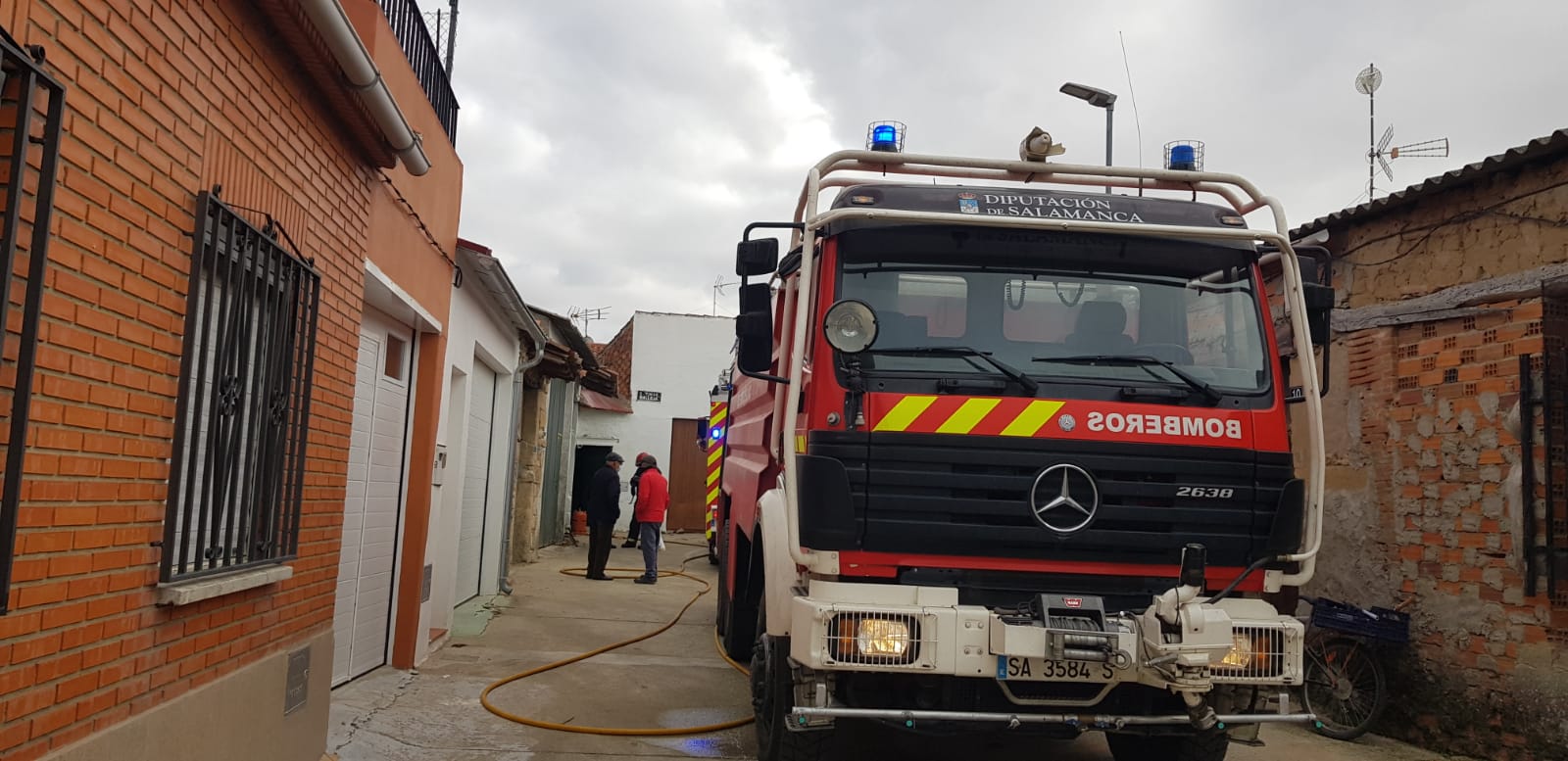  Un potente incendio arrasa una vivienda de Pitiegua