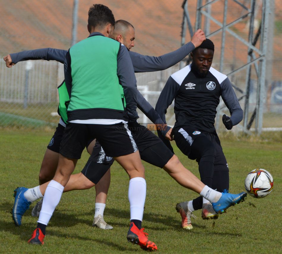 Kristian e Ibra van a por un balón en el Anexo / Carlos Cuervo