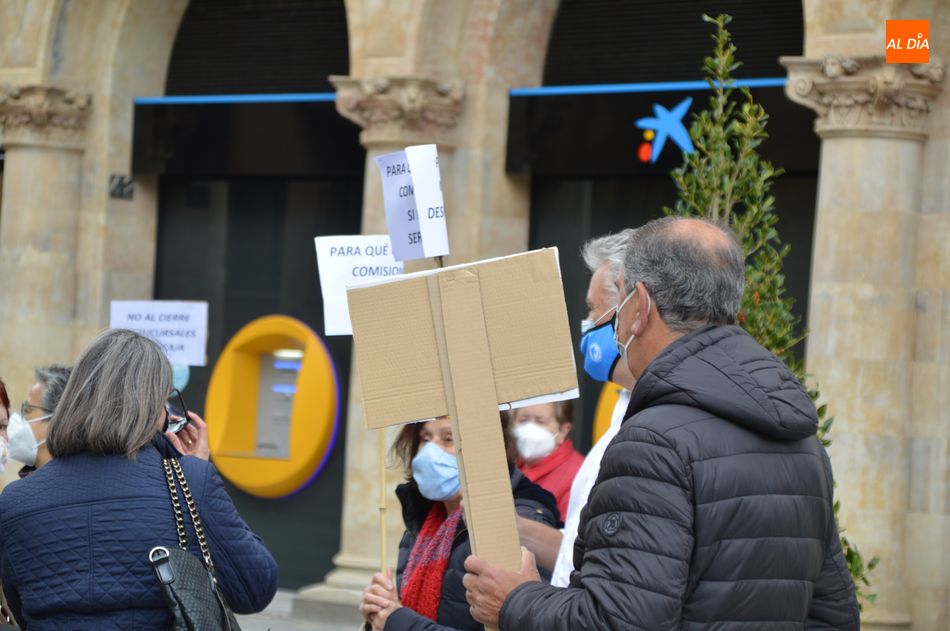 Foto de archivo de una protesta vecinal frente a la oficina central de Unicaja, en la calle Zamora, por el cierre de la sucursal de Tejares