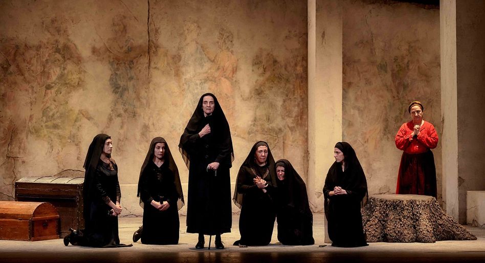 La Casa de Bernarda Alba es una obra dividida en tres actos en la que, tras la muerte de su segundo marido, Bernarda Alba decide recluirse y guardar rigurosísimo luto, tanto ella como sus cinco hijas