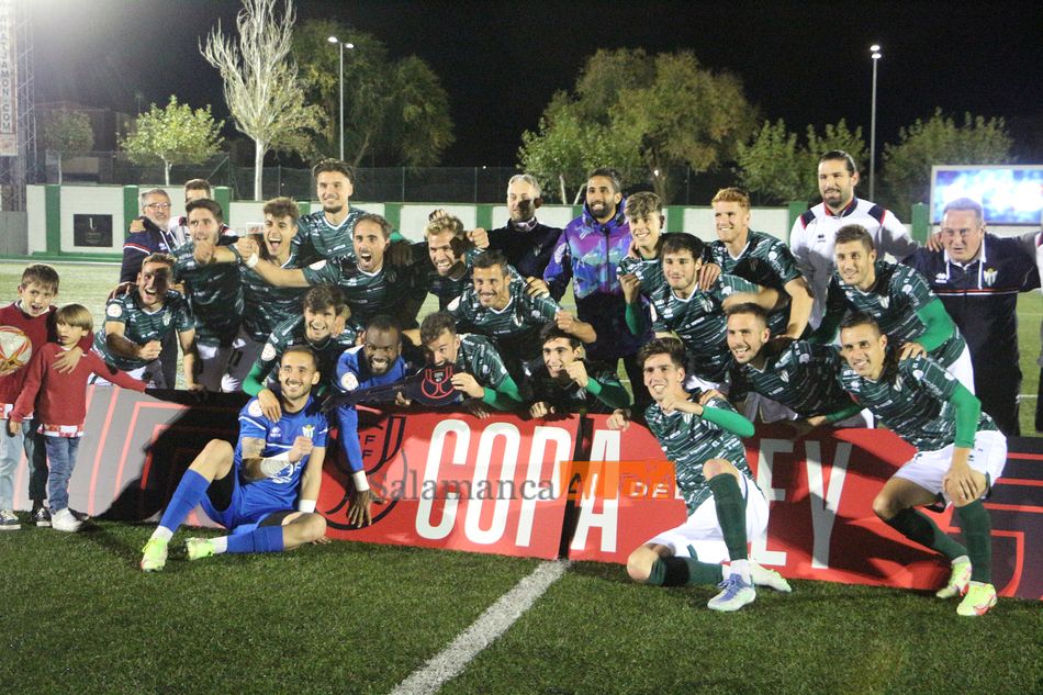 El Guijuelo posa en su campo con la llave que le dio acceso a la Copa del Rey / Kiko Robles