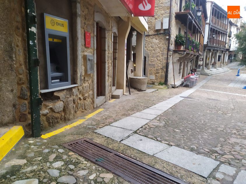Cajero automático instalado cerca de la Plaza Mayor en San Esteban de la Sierra - KR