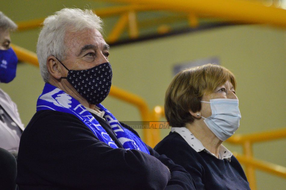 Dos aficionados ven el choque / Guillermo García