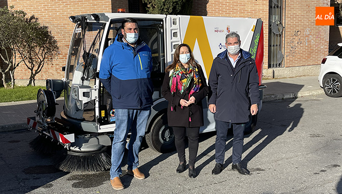 El Ayuntamiento de Peñaranda ha presentado su primera barredora 100% eléctrica, pionera en la provincia