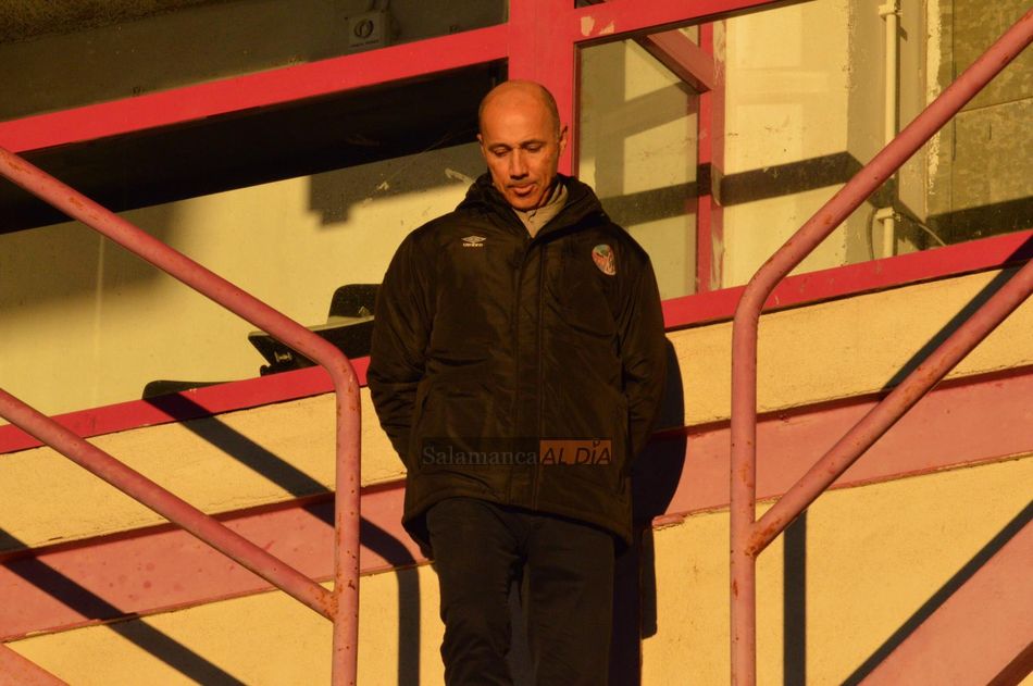 Calderón baja por las escaleras de la grada / Guillermo García