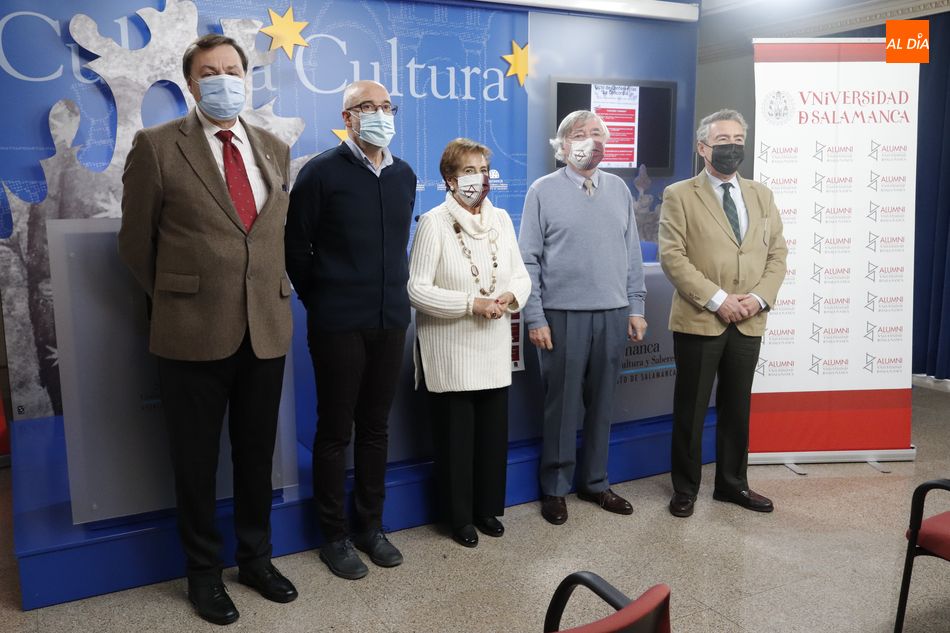 El presidente del Capítulo Salmanticense de Alumni, Román Álvarez, el catedrático de la Universidad Pontificia de Salamanca, Alfonso Salgado, y el teólogo Ricardo de Luis Carballada, presentan este ciclo de conferencias. Foto de Guillermo García