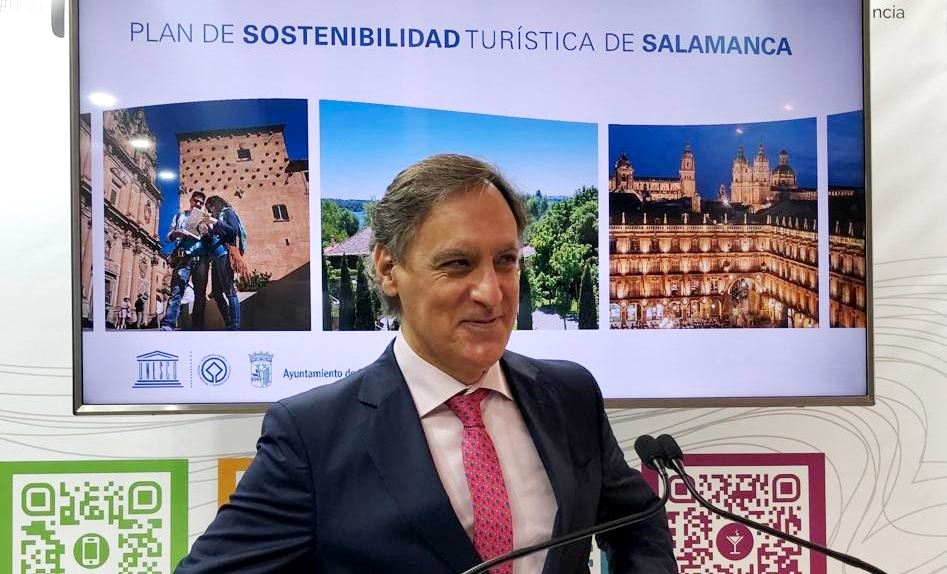 El alcalde de Salamanca, Carlos García Carbayo, en la Feria Internacional del Turismo de Interior (INTUR) que se celebra en Valladolid