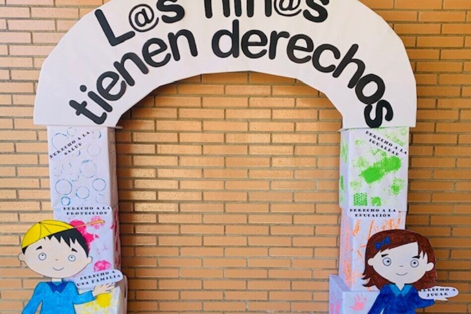 Arco a la entrada de la Escuela Infantil municipal