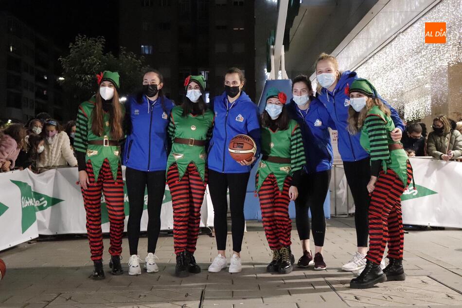 Encendido de la iluminación navideña de El Corte Inglés con las jugadoras de Perfumerías Avenida. Foto: Guillermo García