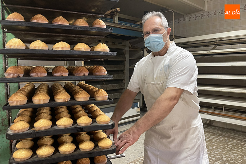 Urbano Sánchez regenta una panadería artesanal en Arabayona