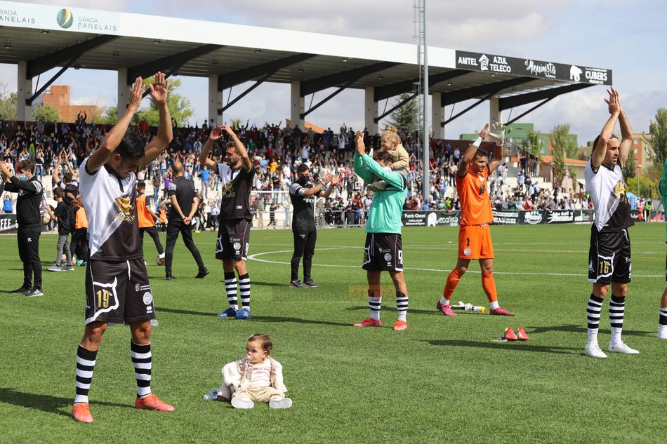 El habitual saludo entre jugadores y afición / Lydia González