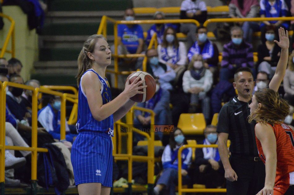 Karlie, en un saque de banda / Guillermo García