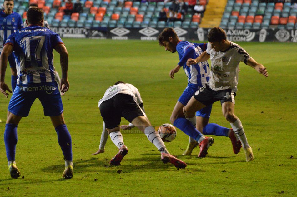 Espeso, ante el Avilés / Guillermo García