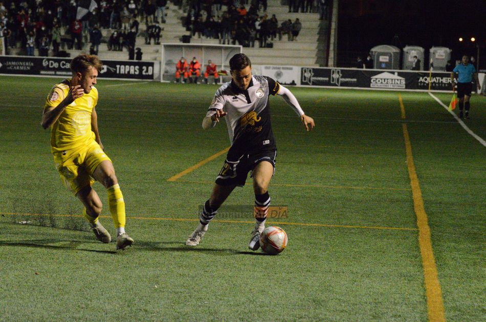 Salinas, por la banda izquierda, ante el Badajoz / Guillermo García