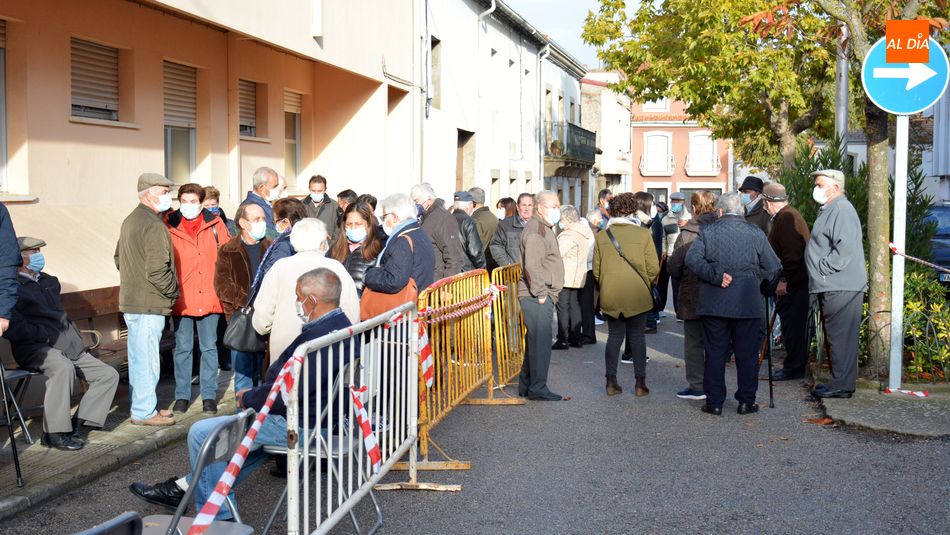 Cola de espera a primera hora de la mañana en la puerta del centro de salud / E. Corredera
