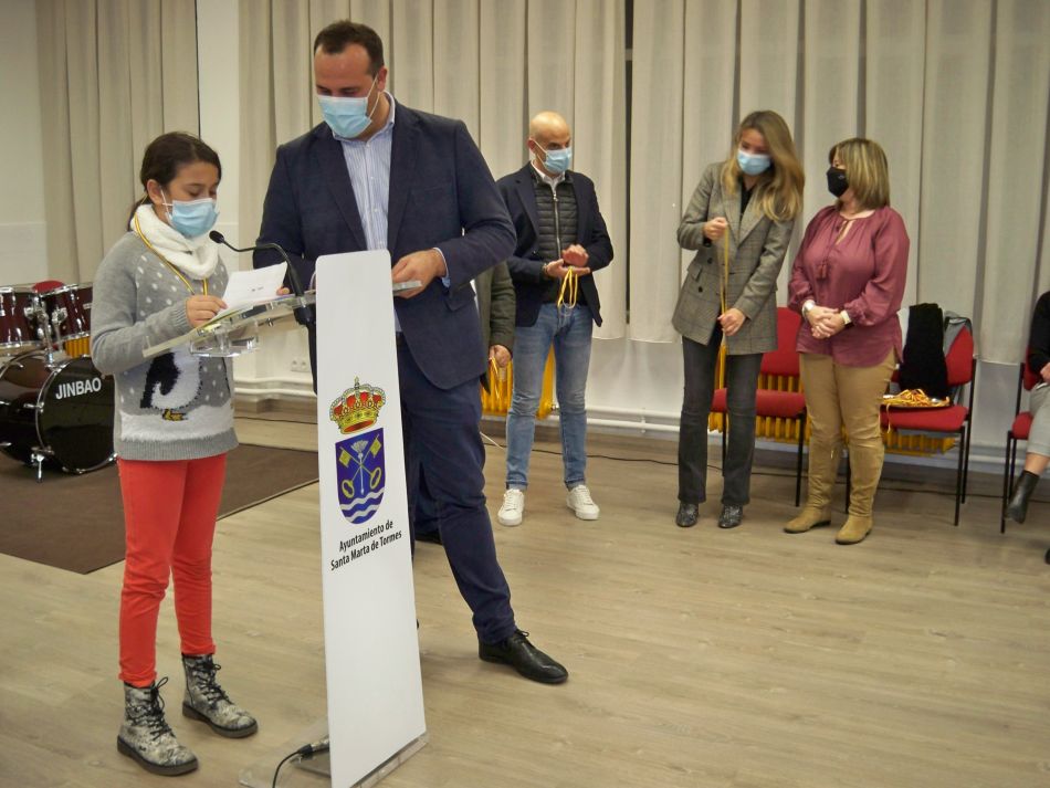 Judith Hernández, alcaldesa infantil de Santa Marta, recibe el bastón de mando de manos de David Mingo - Ayto. Santa Marta
