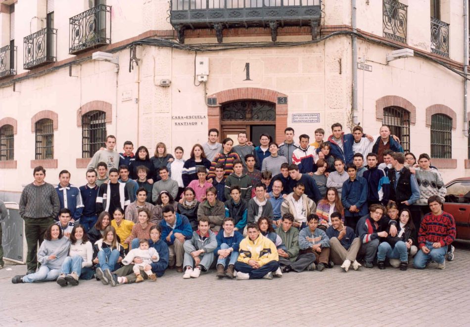 Una antigua promoción de la casa escuela - Archivo