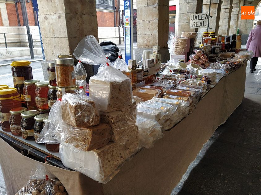 El tradicional puesto de las turroneras de La Alberca - Fotos: César García