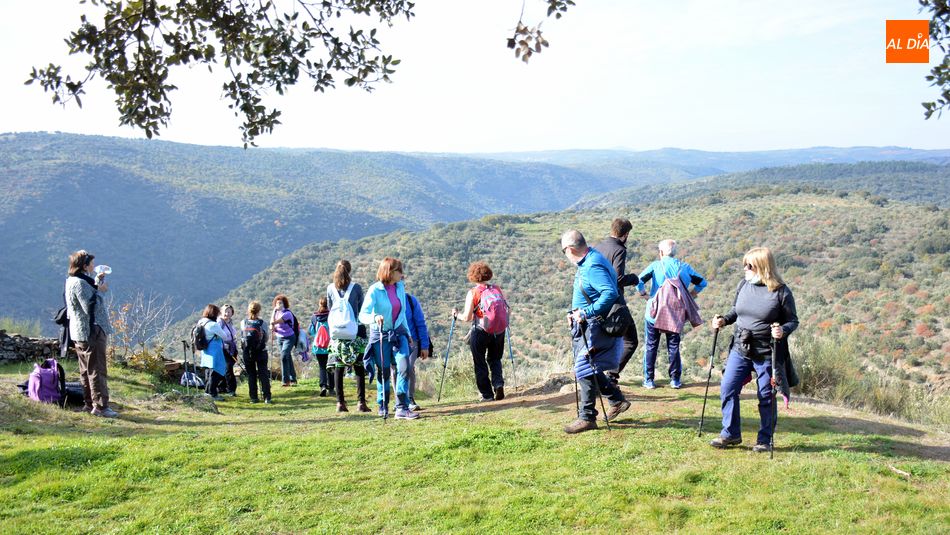 Los senderistas disfrutaron del hermoso paisaje arribeño desde la Mesa del Conde / E. Corredera / D. Candas