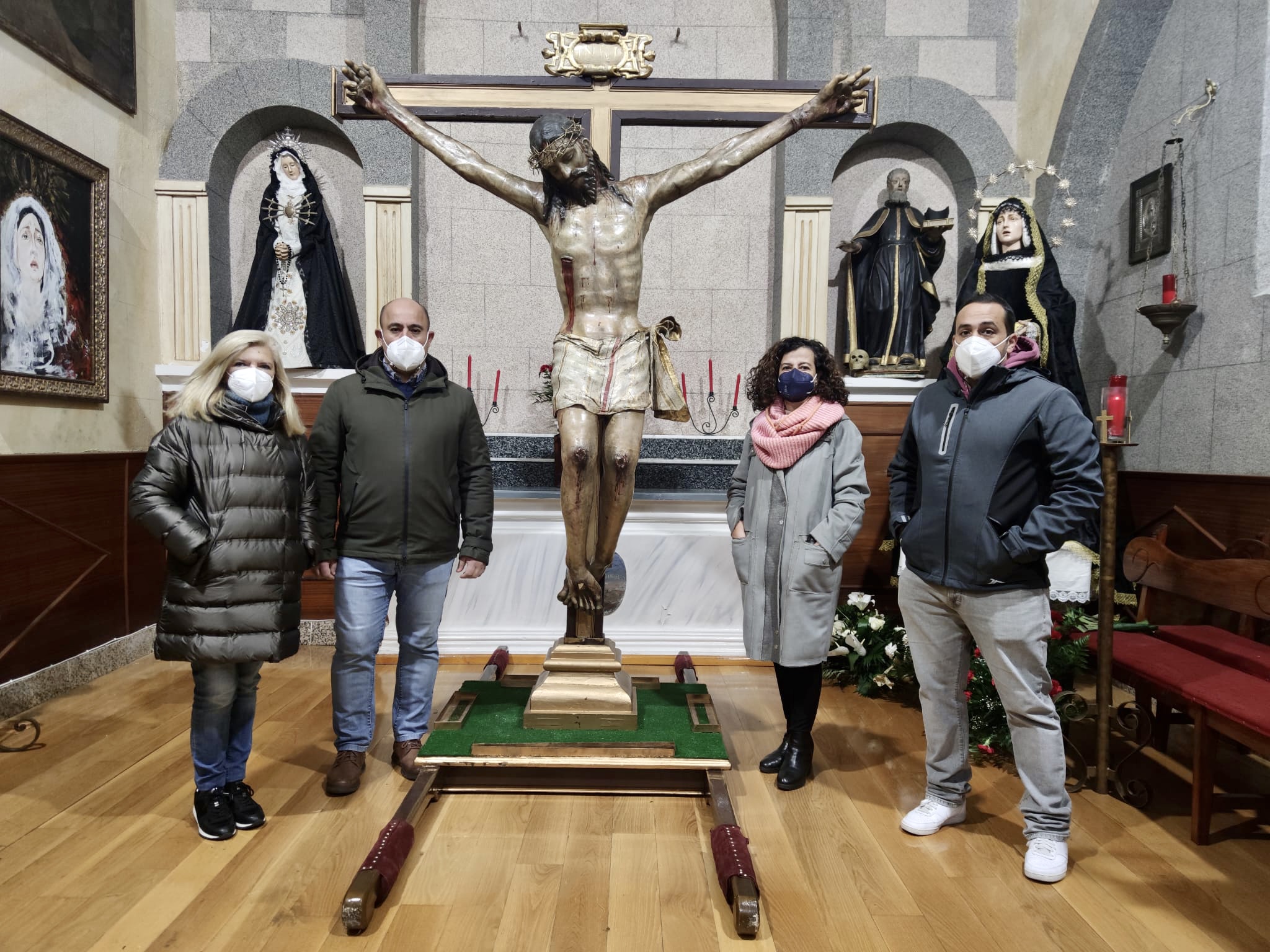 Responsables de la Junta de la cofradía y las restauradoras participaban en el traslado del Cristo del Humilladero para su restauración