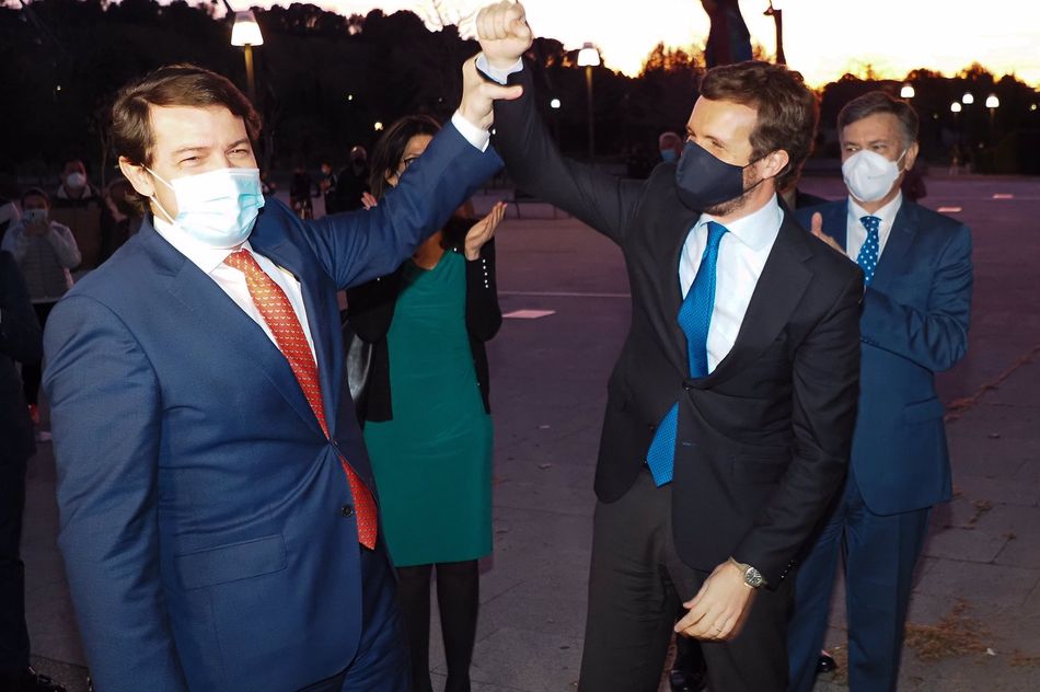 Mañueco junto a Casado en una foto de archivo