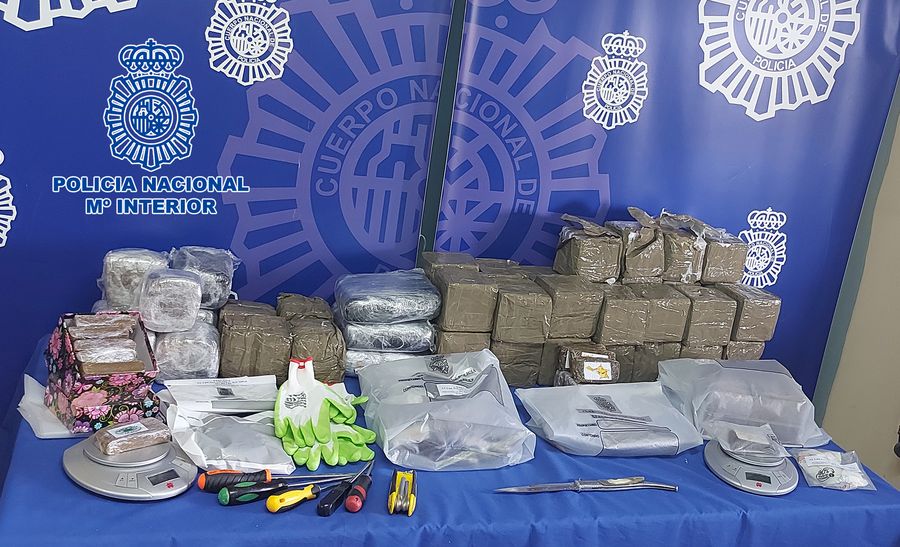 Material intervenido en esta operación: 54 kilogramos de hachís y 111,8 gramos de marihuana, entre otros efectos relacionados con los hechos investigados