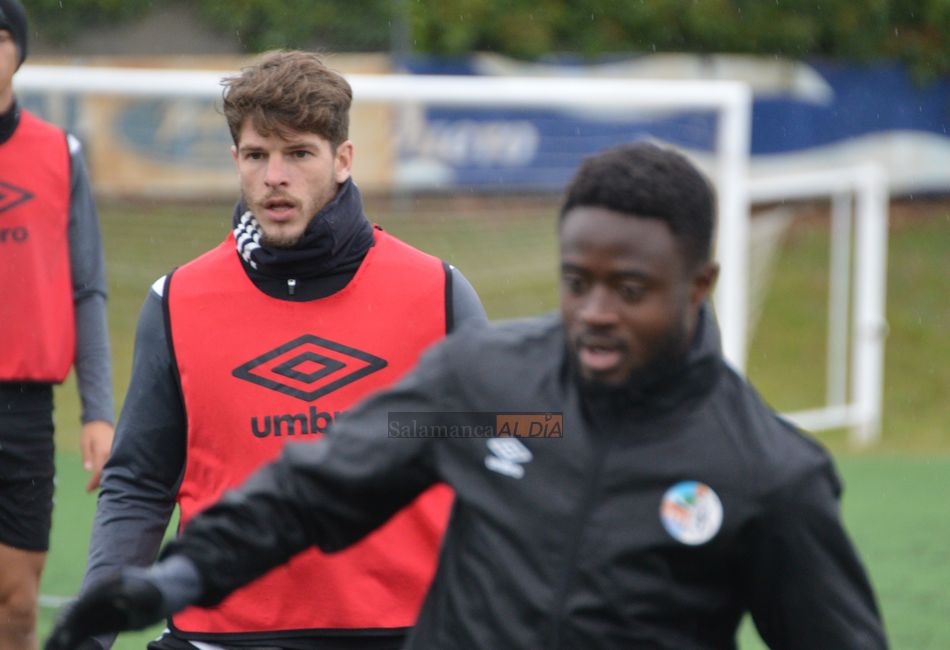 Amaro, detrás de Ibra, en la sesión / Carlos Cuervo