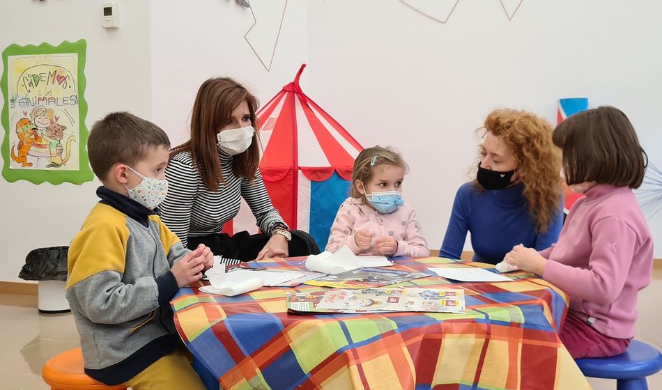 El programa se basa en actividades lúdicas orientadas al fomento del desarrollo personal y social, adaptado a las edades de los menores