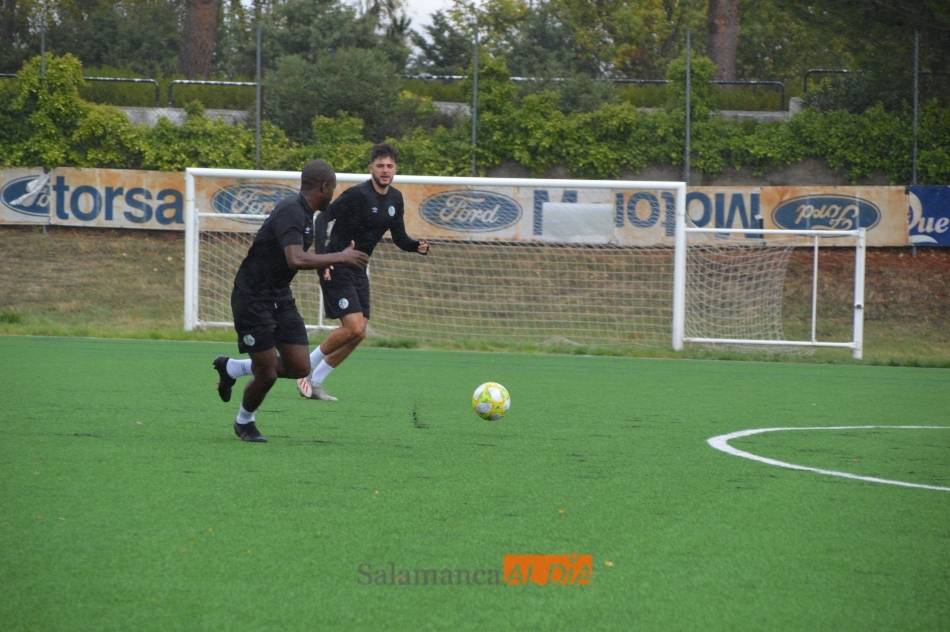 Anthony Kazarian (al fondo) recibe un pase de Oumar Camara en un entrenamiento celebrado en el Tori / Carlos Cuervo