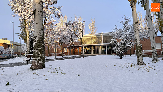 El Centro de Salud de Peñaranda comenzaba a recibir pacientes mostrando sus jardines nevados