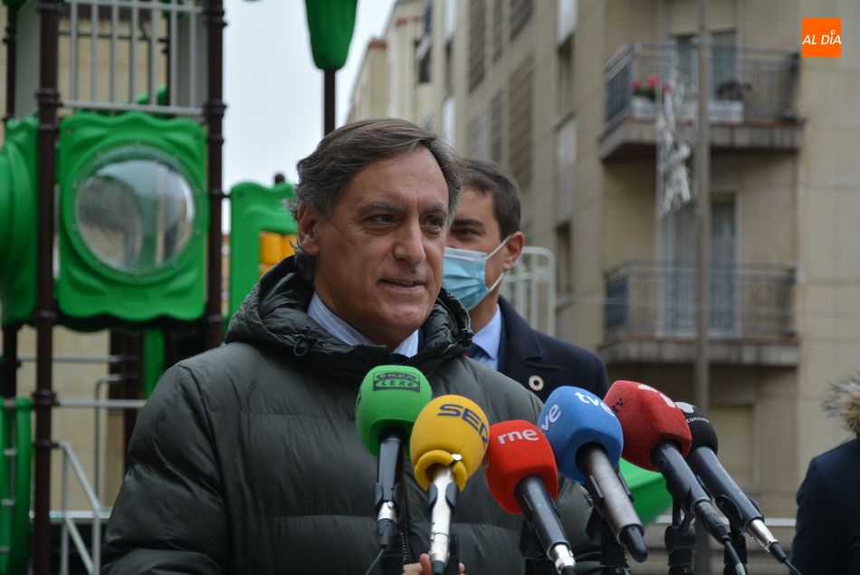 El alcalde de Salamanca, Carlos García Carbayo, atiende a los medios en la plaza del Campillo. Foto de Vanesa Martins