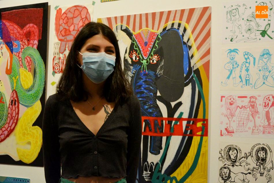 María Domínguez junto a algunas de sus obras en la exposición Bienvenidos al circo. Foto de Vanesa Martins