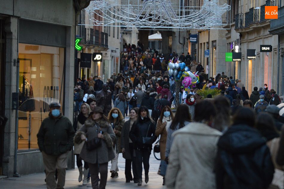 Viandantes en la calle Toro, cerca de la Plaza Mayor de Salamanca. Foto de Guillermo García