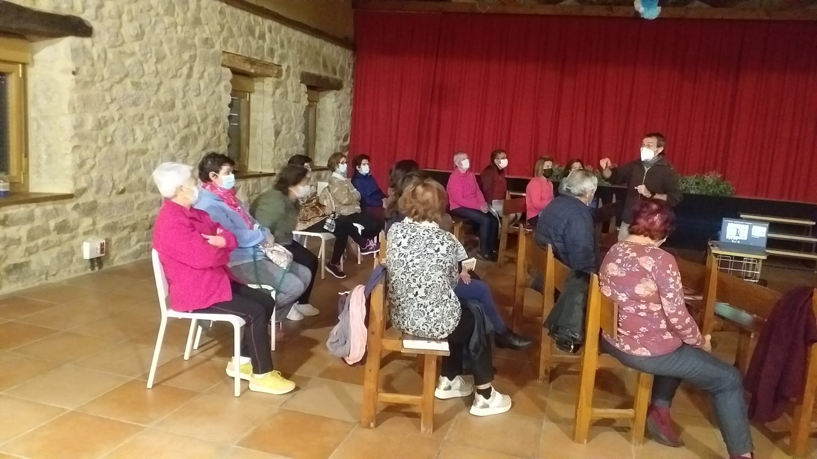 Algunos de los vecinos de Cipérez que asistían al taller de sensibilización