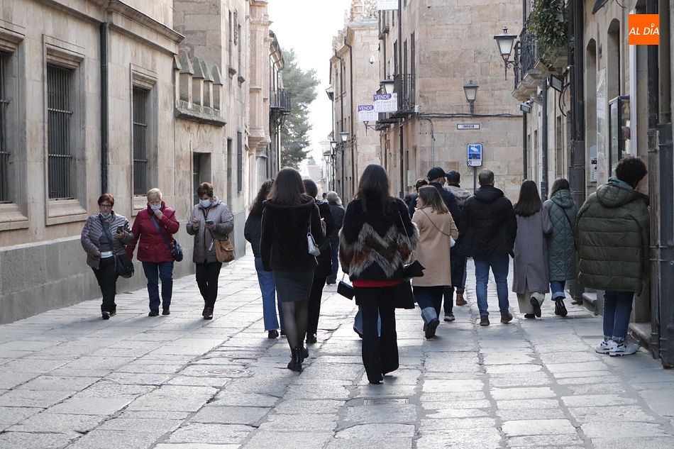 Viandantes en el centro de Salamanca. Foto de archivo