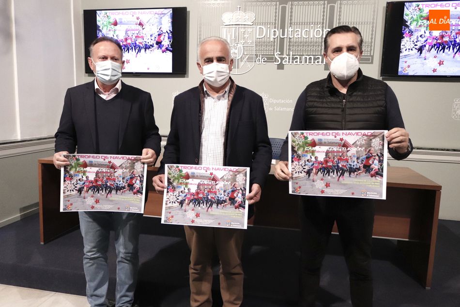 Presentación de la Carrera del Turrón con el diputado de Deportes, Jesús María Ortiz, el alcalde de Calzada de Valdunciel y diputado provincial, Román Hernández, y el delegado provincial de Atletismo, Casimiro Blanco. Foto de Guillermo García