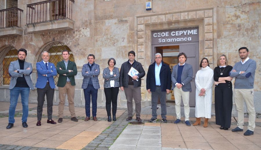 Diego García Hernández, en el centro, junto al resto de la nueva directiva de CEOE CEPYME Salamanca