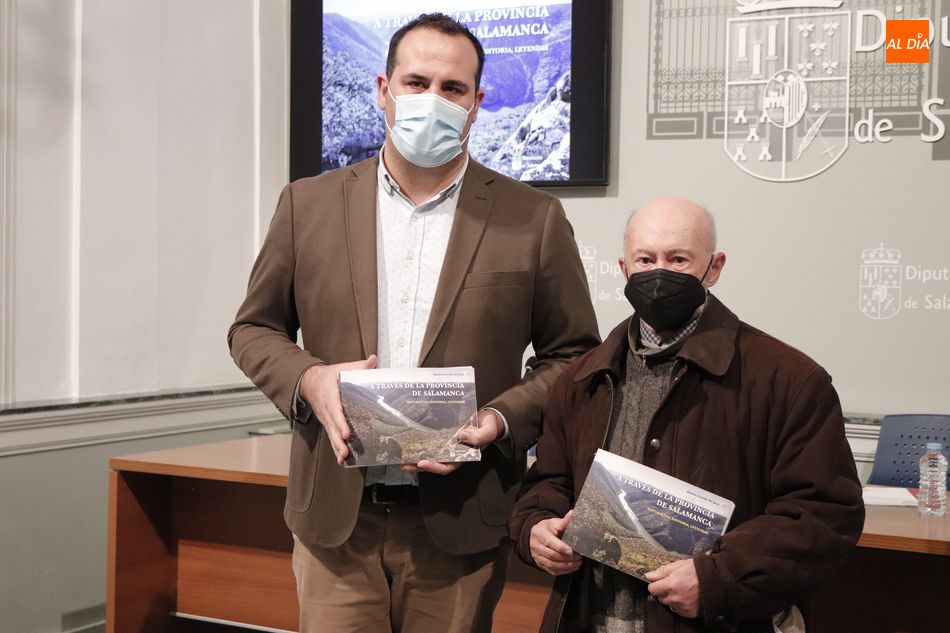 Presentación de este libro con el delegado del área de Cultura de la institución salmantina, David Mingo, y el autor, Ramón Grande del Brío. Foto de Guillermo García