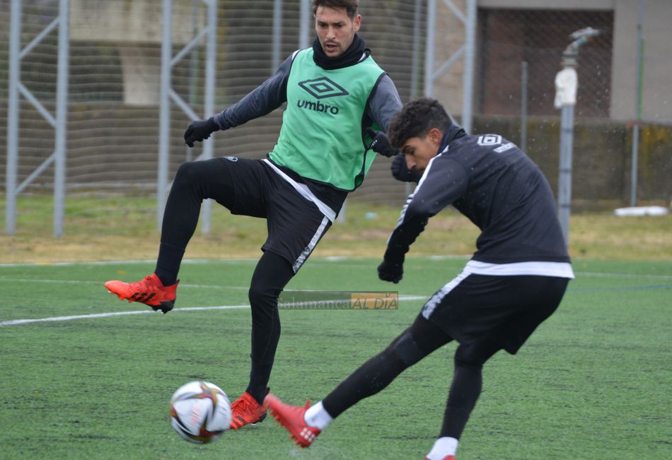 Motos golpea ante Arencibia / Carlos Cuervo