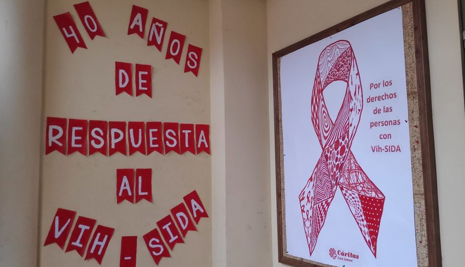 Uno de los carteles de Cáritas dedicado a los enfermos de SIDA