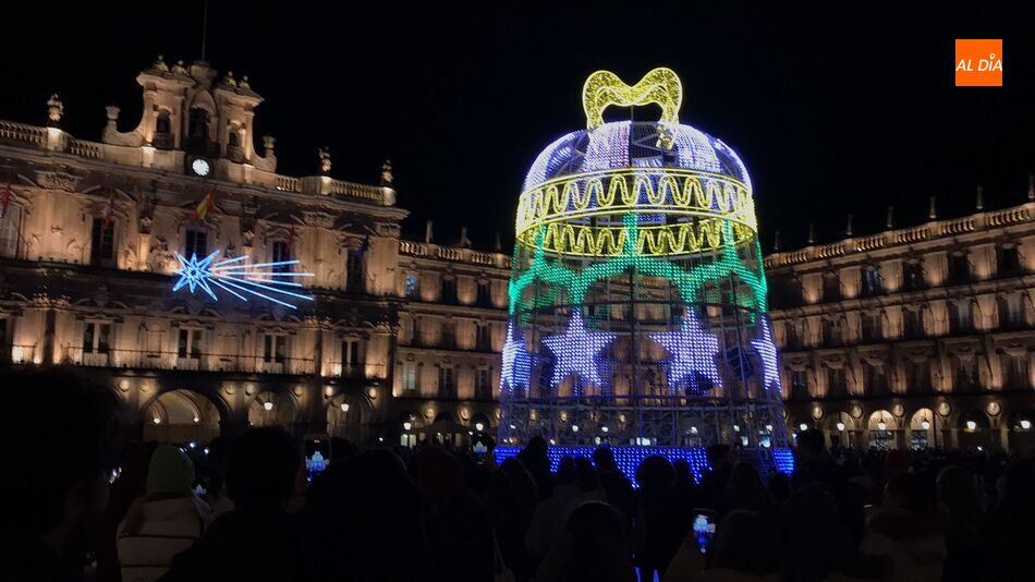 La gran campana de 13 metros que este año se ha colocado en la Plaza Mayor dentro de la iluminación navideña. Foto: Guillermo García