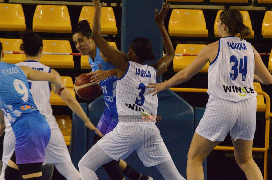 Milic, ex del Perfumerías Avenida, intenta pasar ante la presencia de Nogaye Lo