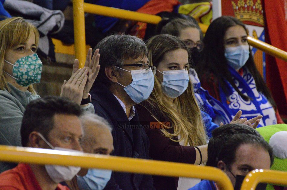 Varios aficionados del conjunto charro viendo el partido en la grada / Guillermo García