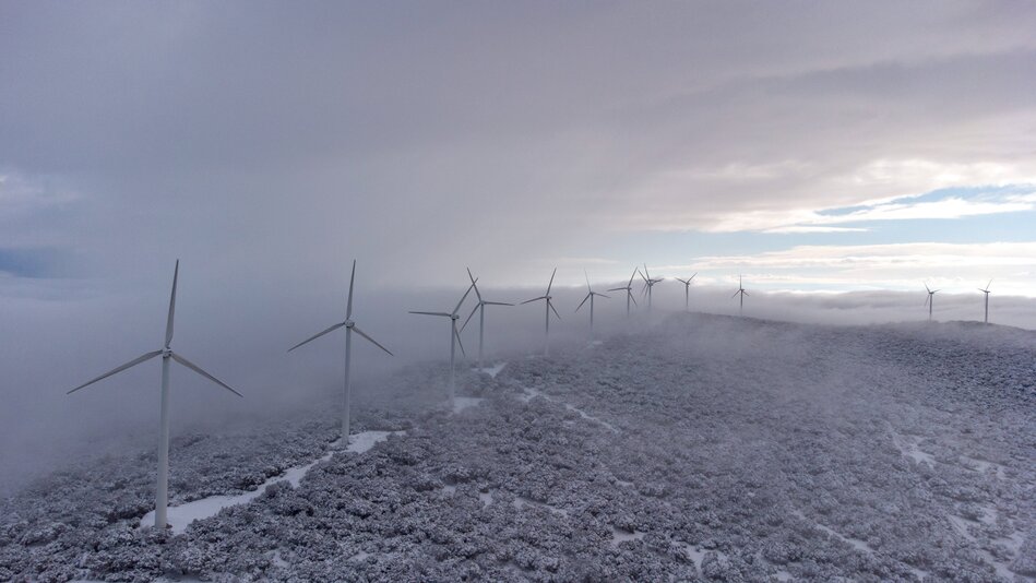 Vista aérea del parque eólico Sierra de Dueña con nieve. Foto: @Iberdrola