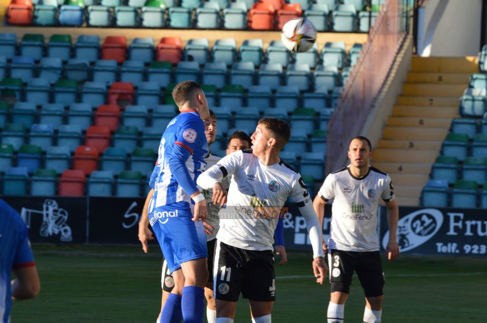 Kristian (al fondo) observa una jugada en el día que fue expulsado / Guillermo García