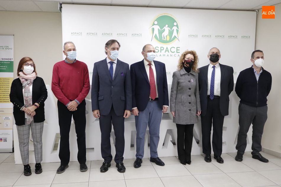 Dirigentes de Aspace junto al alcalde de Salamanca, Carlos García Carbayo, acompañado de la concejala de Bienestar Social, Ana Suárez