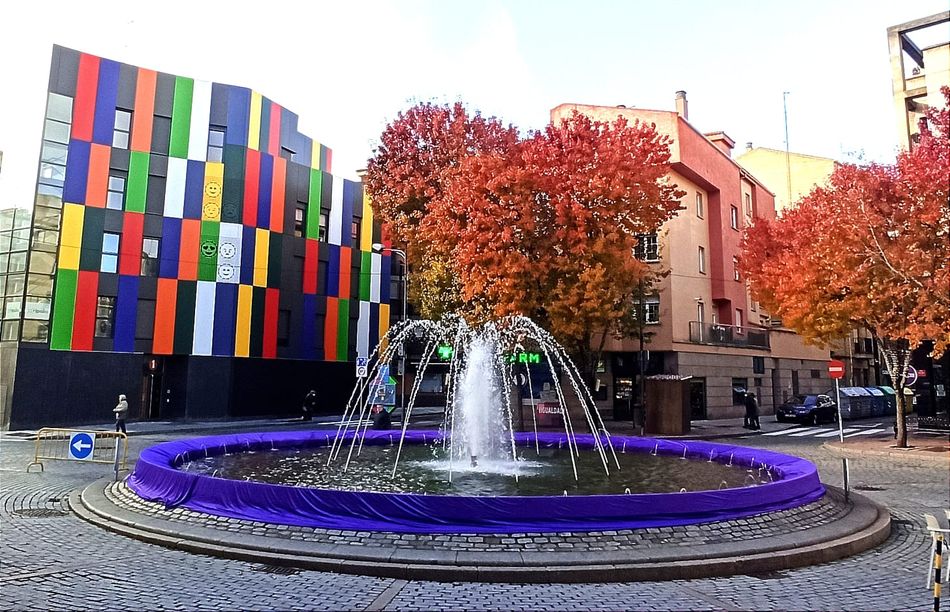 Plaza del oeste con la fuente cubierta por una tela morada