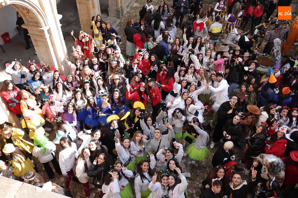 Bailes y disfraces en el claustro del Palacio Solís, en la Facultad de Educación de la Usal. Foto de Guillermo García