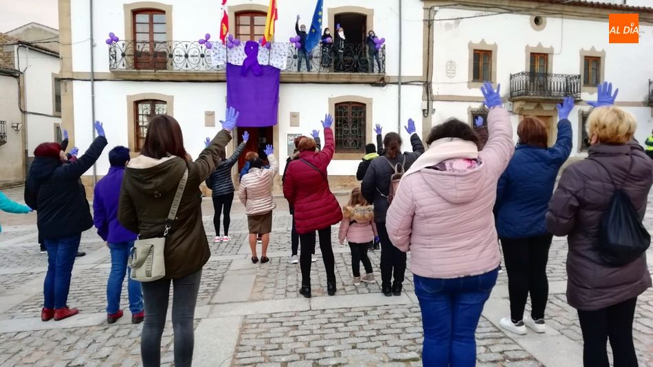 Manos moradas alzadas para decir Basta a la violencia de género / E. Corredera