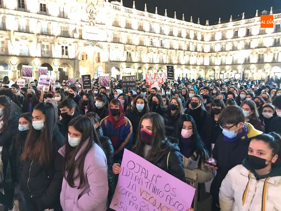 Participantes en la manifestación convocada por el Movimiento Feminista de Salamanca a su llegada a la Plaza Mayor